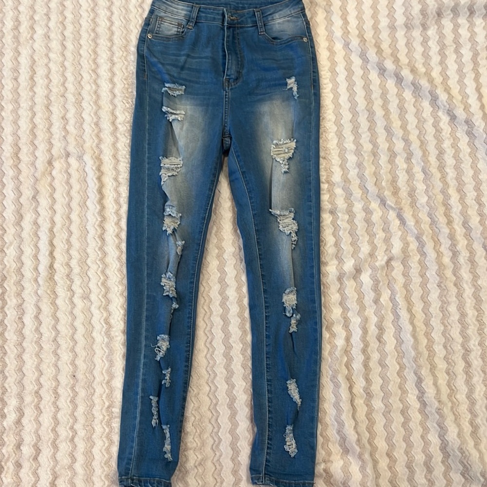 Shein ripped jeans. Women’s size 2. Excellent condition.